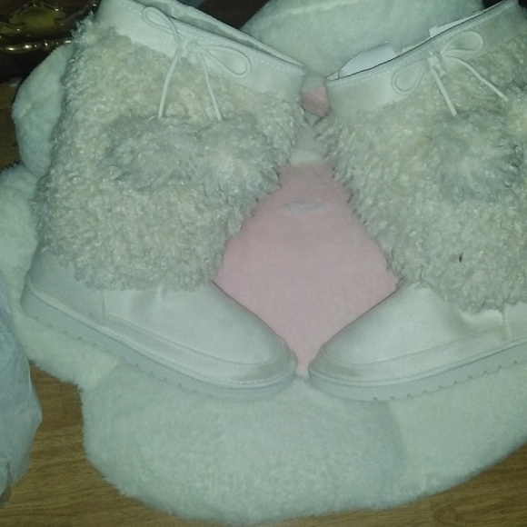 Fuzzy boots - Picture 2 of 4